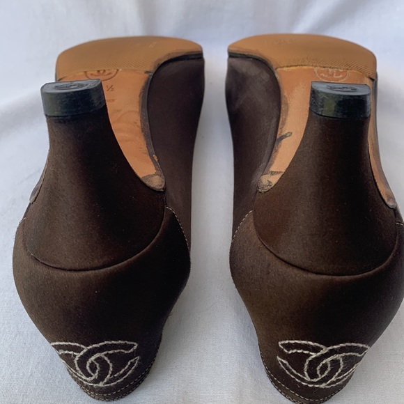 Vintage Chanel Brown Silk Pumps with Embroidered Logo on back heel. Sz8.5 - Picture 8 of 14